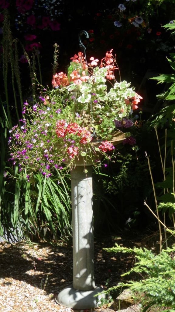 Pedestal planter