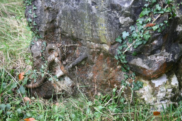 Gravestone with anchor chain
